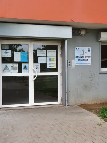 MJD Charleville-Mézières 
Porte accès côté collège Salengro